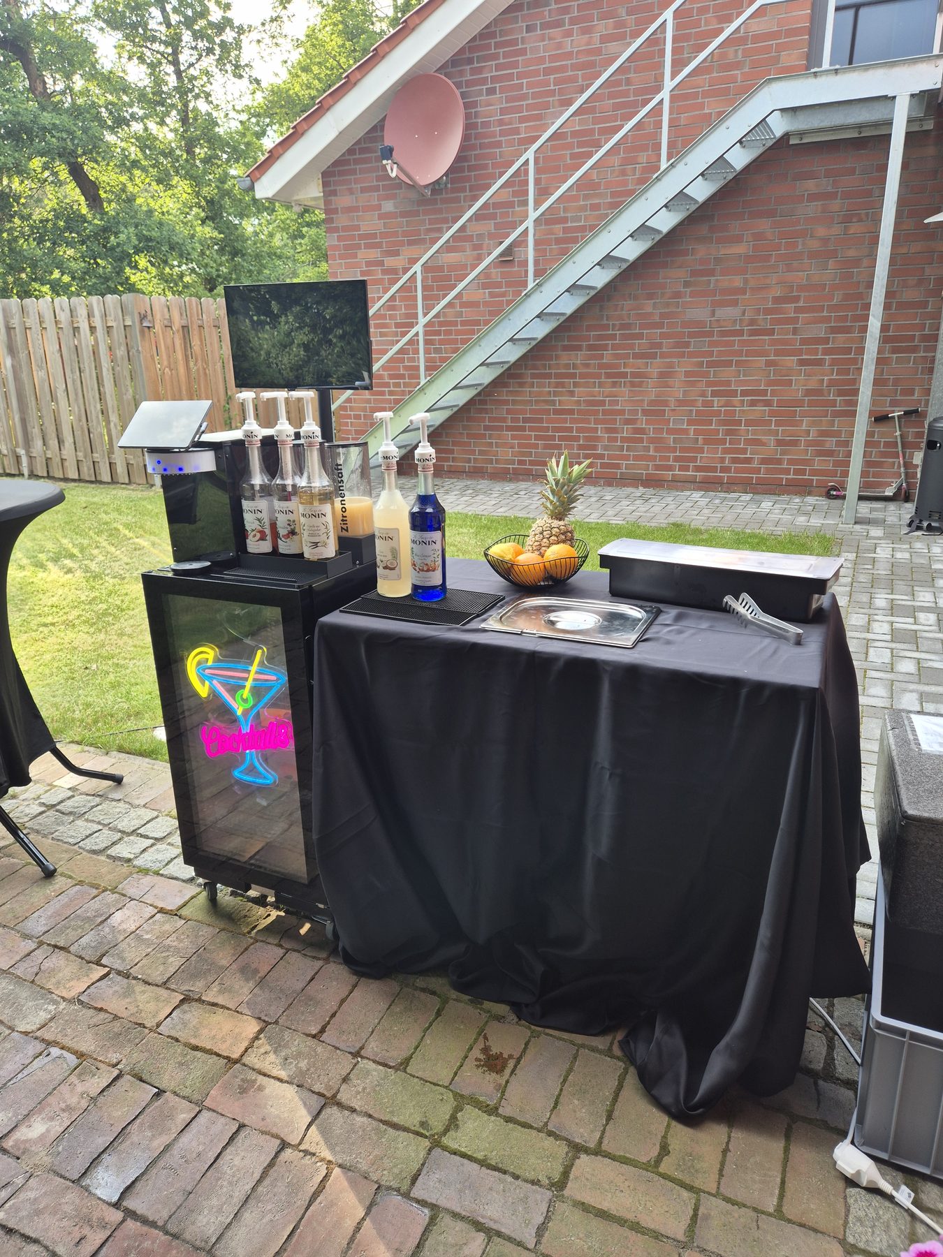 Mixbutler-Maschine mit sichtbarem Touchdisplay im Garten-Setup