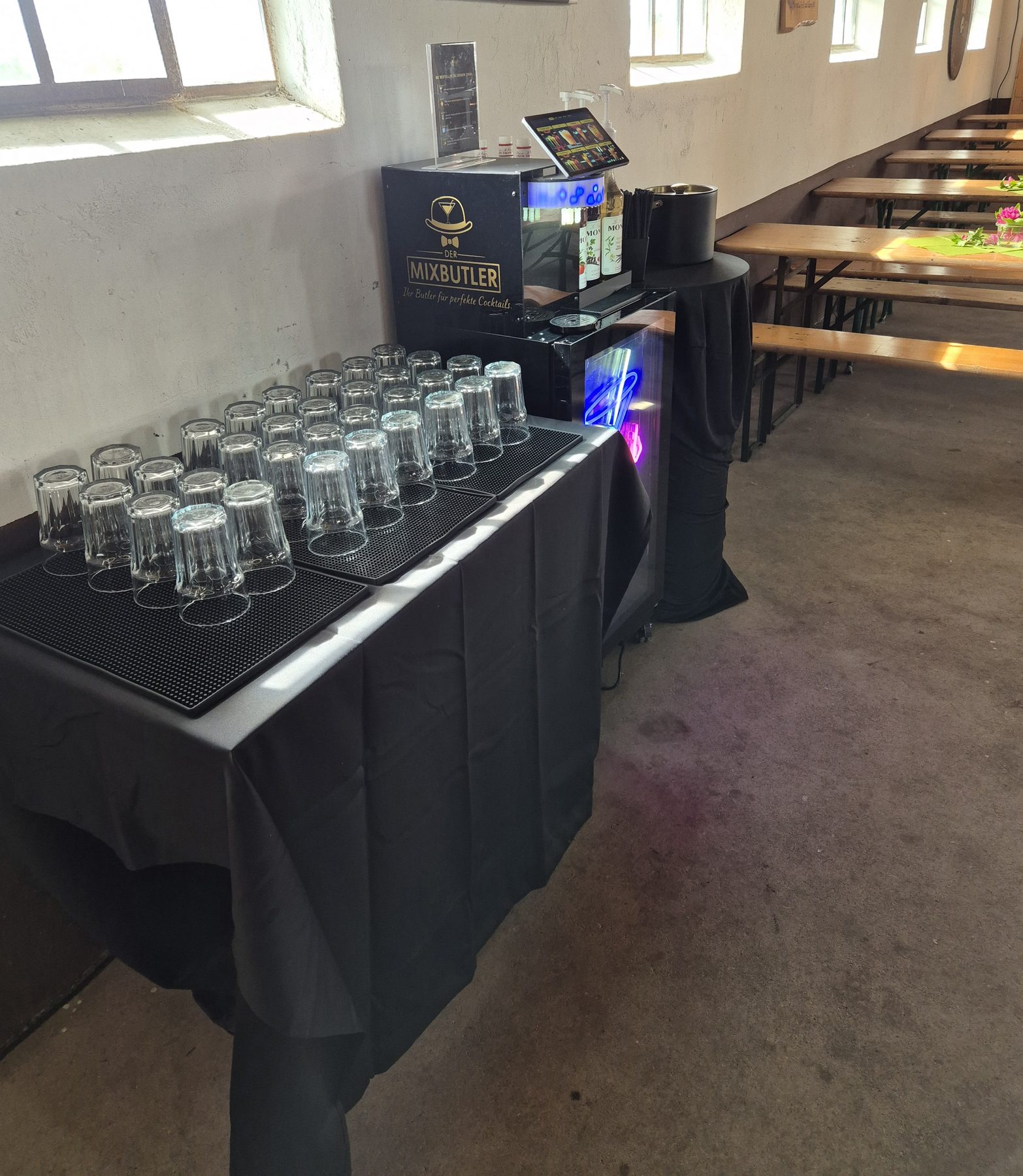 Mixbutler-Maschine frontal, komplettes Setup in der Halle